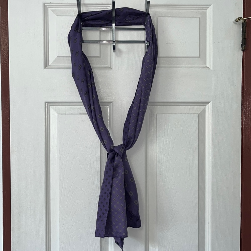 Chase scarf
